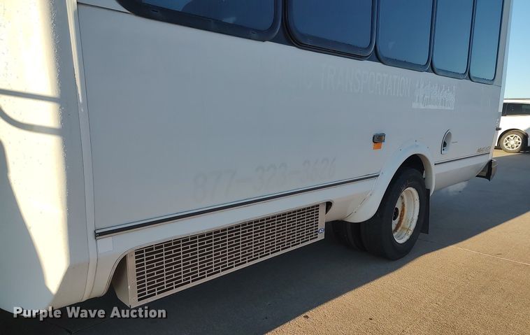 image for item MM9966 2012 Ford E450 Super Duty  shuttle bus