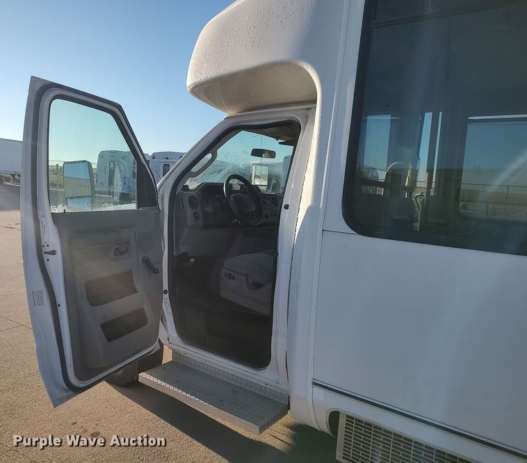 image for item MM9966 2012 Ford E450 Super Duty  shuttle bus