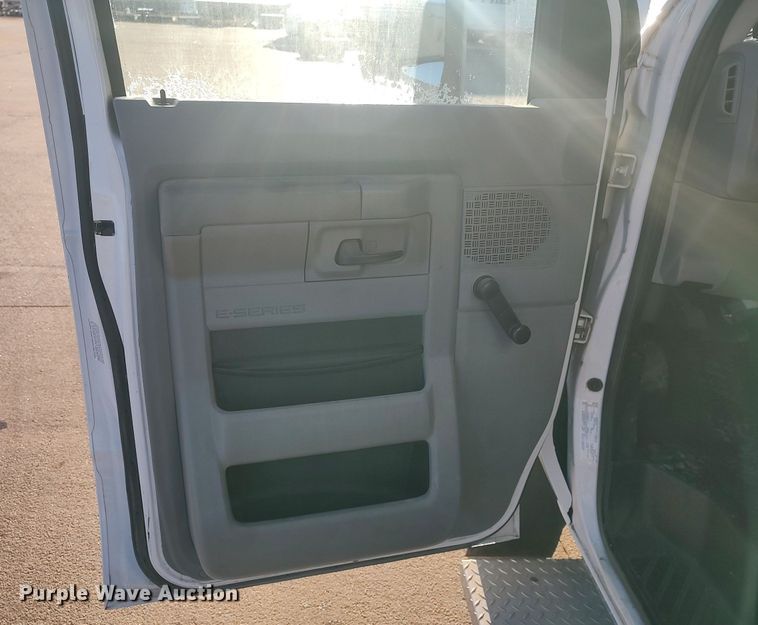 image for item MM9966 2012 Ford E450 Super Duty  shuttle bus