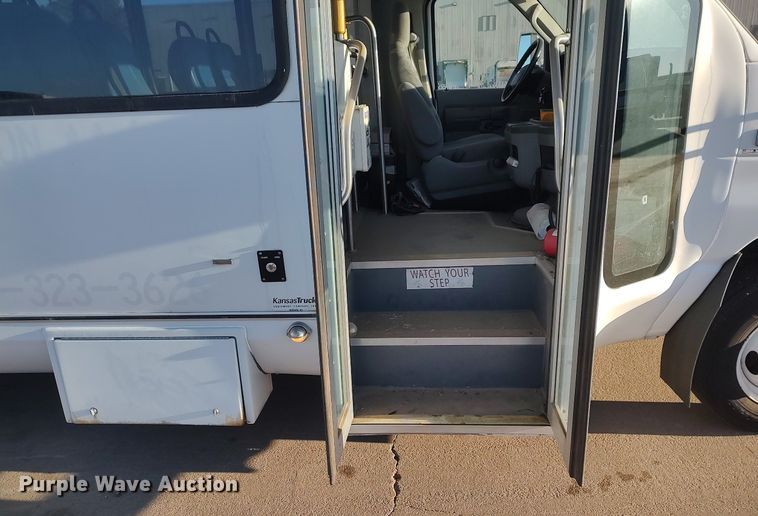 image for item MM9966 2012 Ford E450 Super Duty  shuttle bus