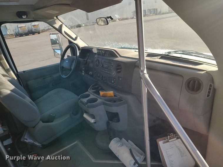 image for item MM9966 2012 Ford E450 Super Duty  shuttle bus