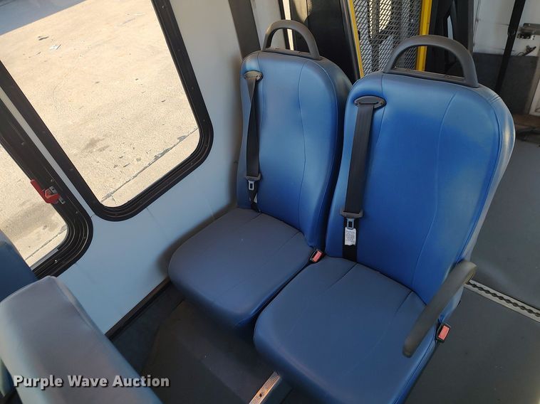 image for item MM9966 2012 Ford E450 Super Duty  shuttle bus