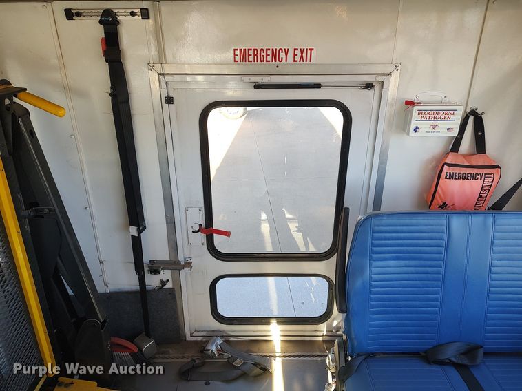 image for item MM9966 2012 Ford E450 Super Duty  shuttle bus