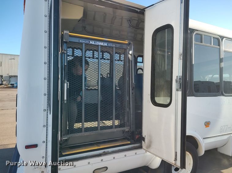 image for item MM9966 2012 Ford E450 Super Duty  shuttle bus