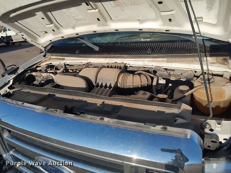 image for item MM9966 2012 Ford E450 Super Duty  shuttle bus