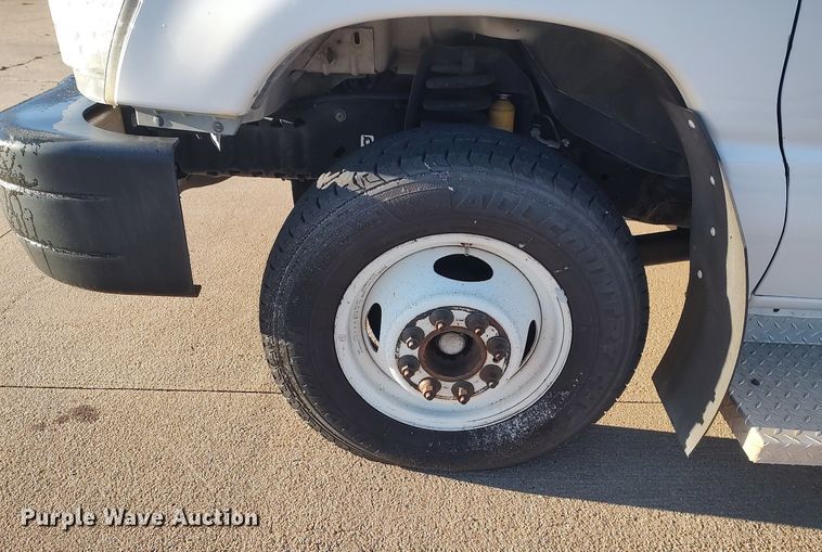 image for item MM9966 2012 Ford E450 Super Duty  shuttle bus