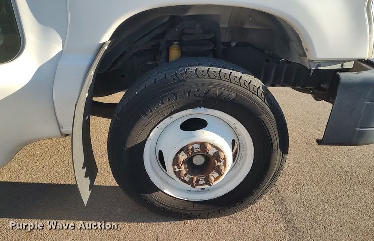 image for item MM9966 2012 Ford E450 Super Duty  shuttle bus