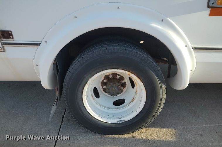 image for item MM9966 2012 Ford E450 Super Duty  shuttle bus