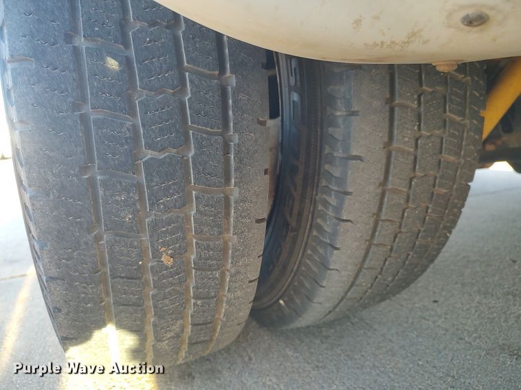 image for item MM9966 2012 Ford E450 Super Duty  shuttle bus