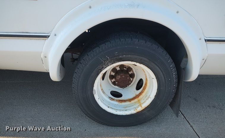 image for item MM9966 2012 Ford E450 Super Duty  shuttle bus