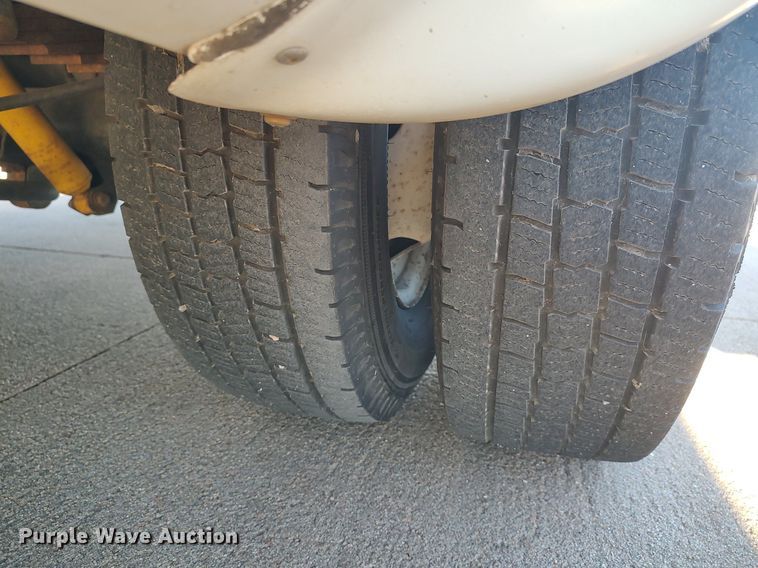 image for item MM9966 2012 Ford E450 Super Duty  shuttle bus