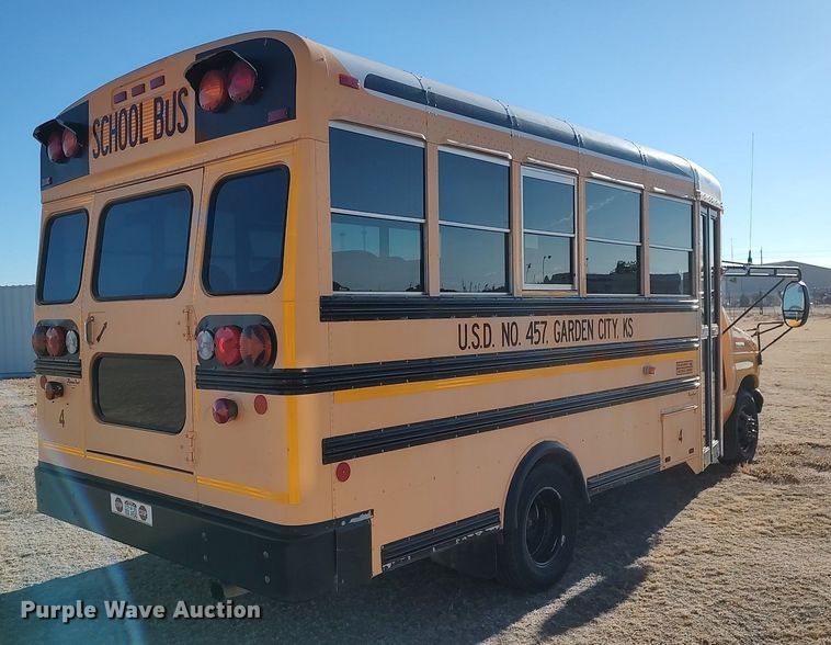 image for item MM9991 2006 Ford E450 Super Duty  school bus