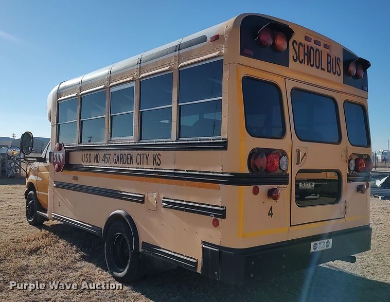 image for item MM9991 2006 Ford E450 Super Duty  school bus