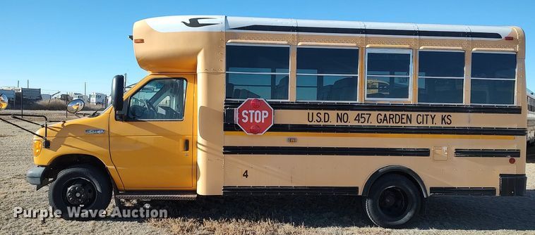 image for item MM9991 2006 Ford E450 Super Duty  school bus