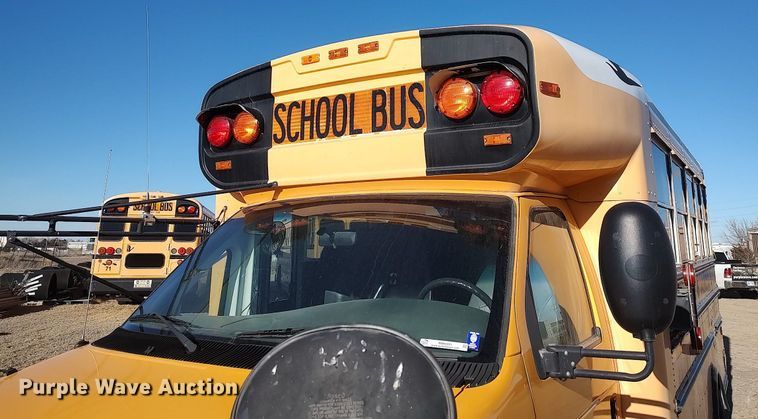 image for item MM9991 2006 Ford E450 Super Duty  school bus