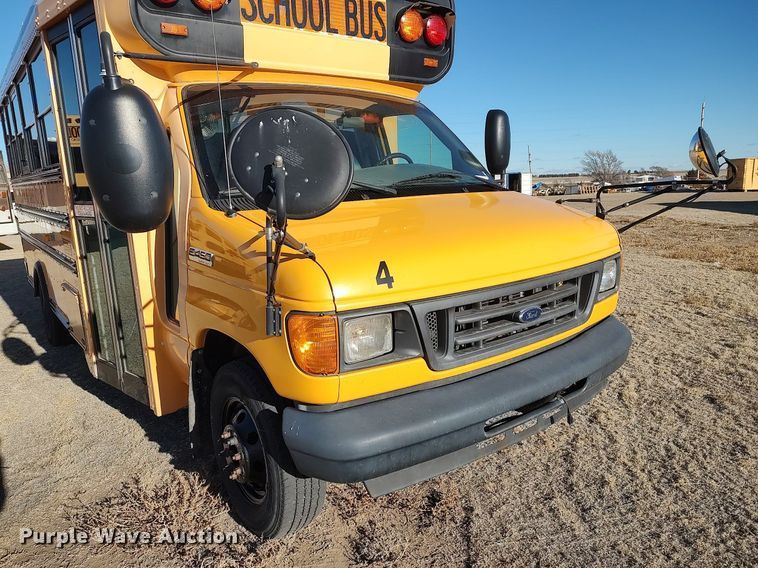 image for item MM9991 2006 Ford E450 Super Duty  school bus