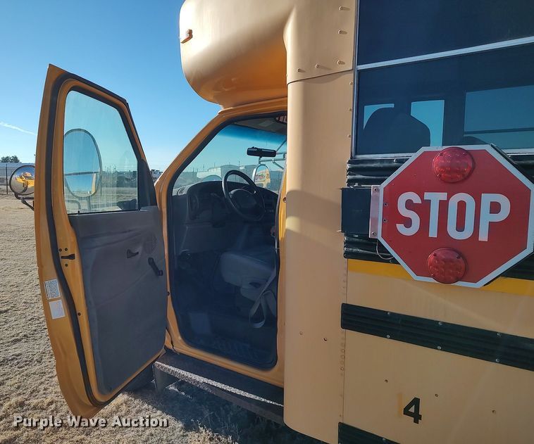 image for item MM9991 2006 Ford E450 Super Duty  school bus