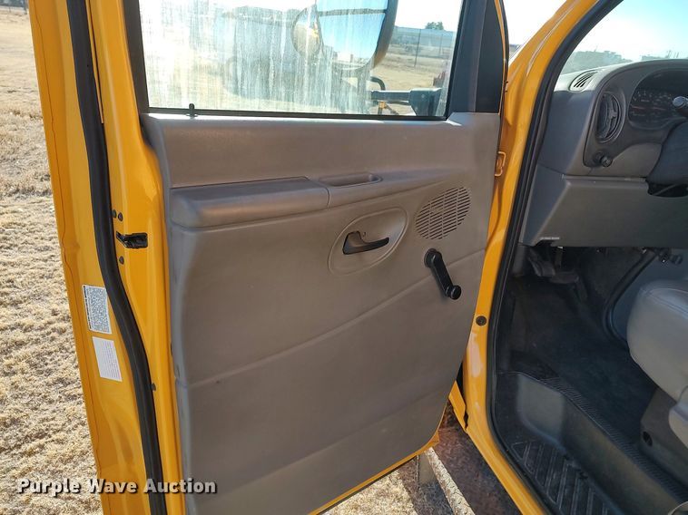 image for item MM9991 2006 Ford E450 Super Duty  school bus
