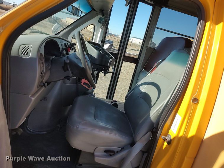 image for item MM9991 2006 Ford E450 Super Duty  school bus