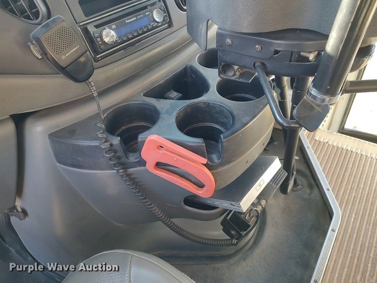 image for item MM9991 2006 Ford E450 Super Duty  school bus