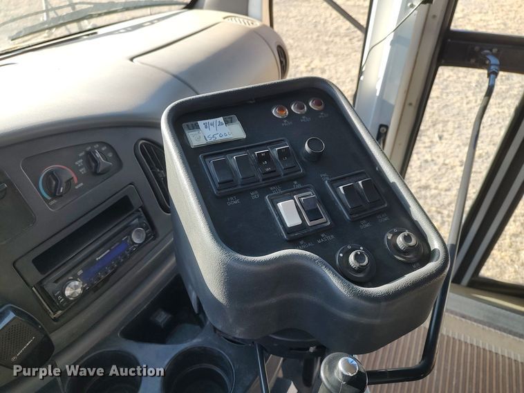 image for item MM9991 2006 Ford E450 Super Duty  school bus