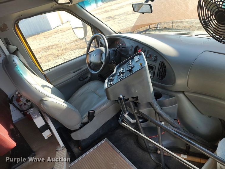 image for item MM9991 2006 Ford E450 Super Duty  school bus