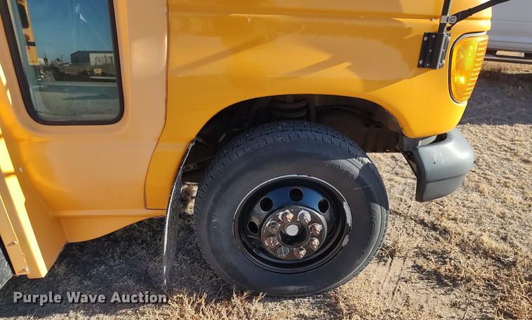 image for item MM9991 2006 Ford E450 Super Duty  school bus