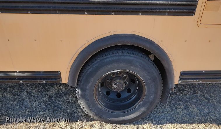 image for item MM9991 2006 Ford E450 Super Duty  school bus