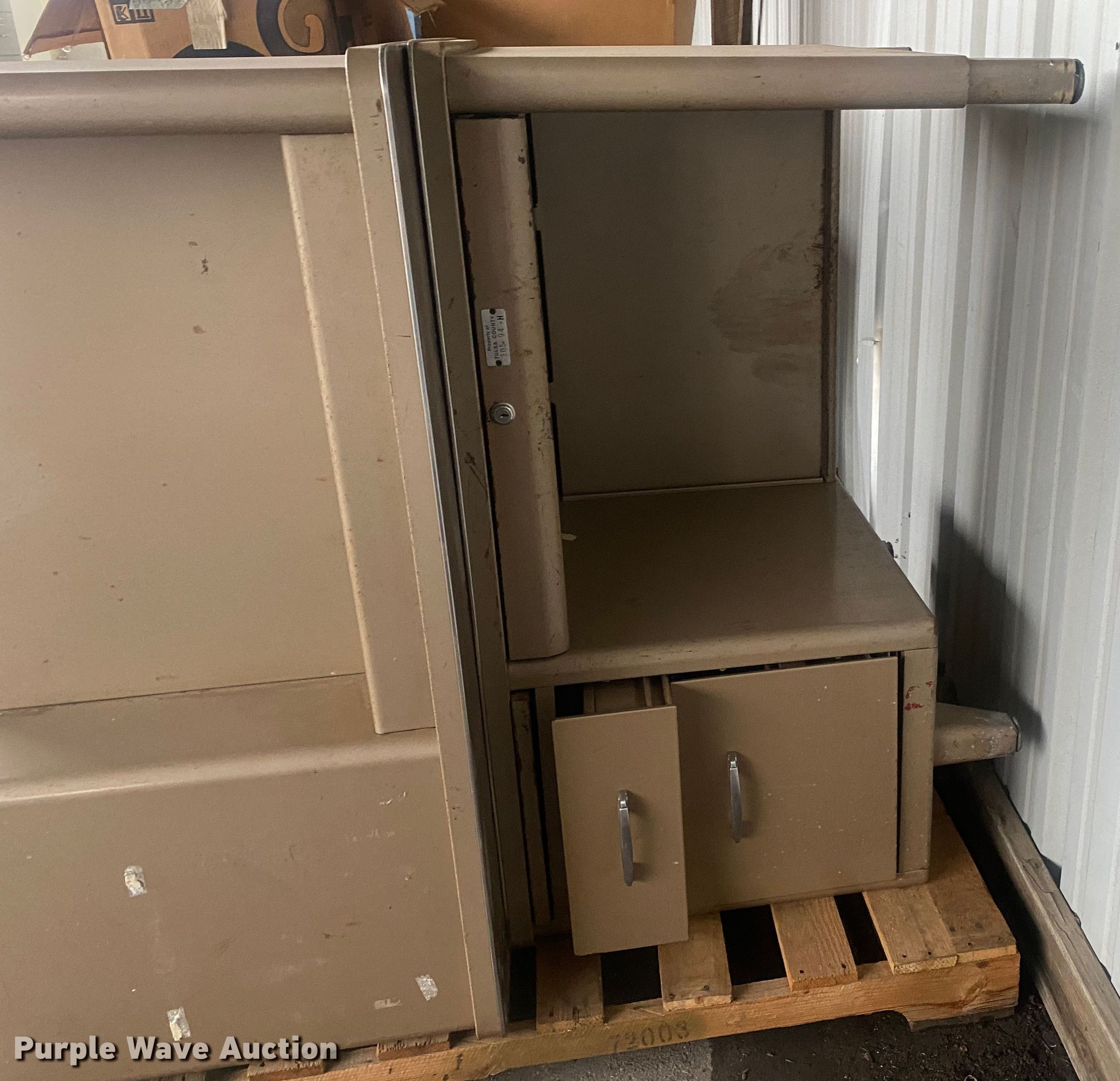 (3) desks in Tulsa, OK Item MM9677 sold Purple Wave