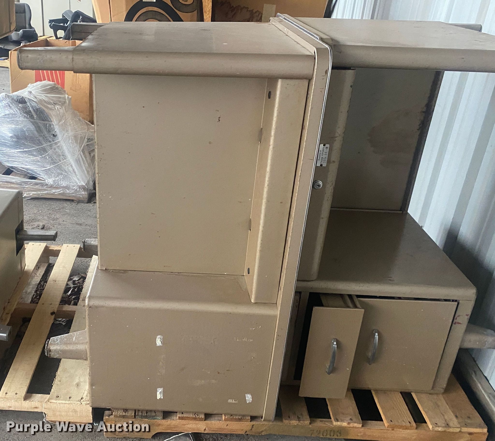 (3) desks in Tulsa, OK Item MM9677 sold Purple Wave