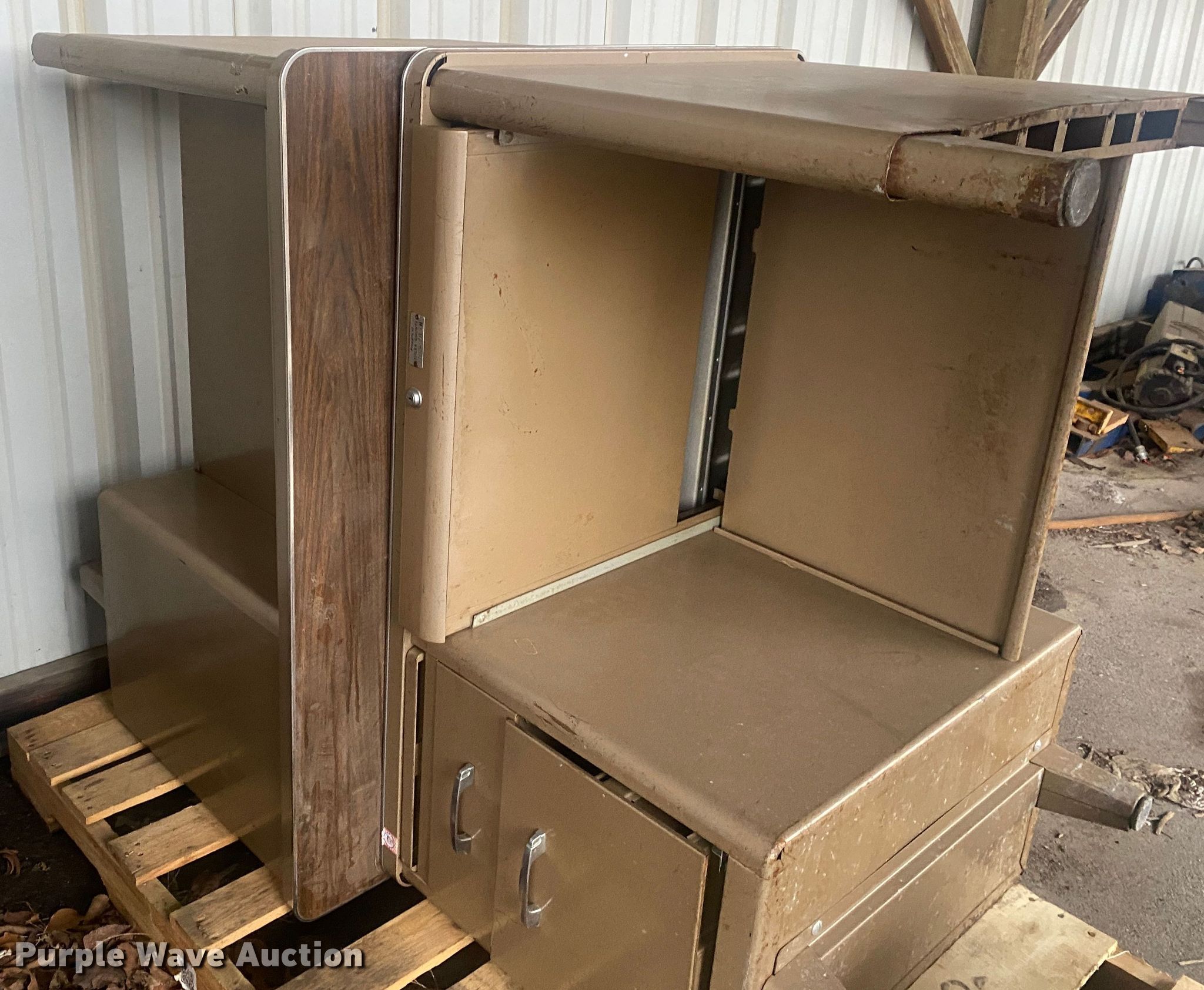 (3) desks in Tulsa, OK Item MM9677 sold Purple Wave