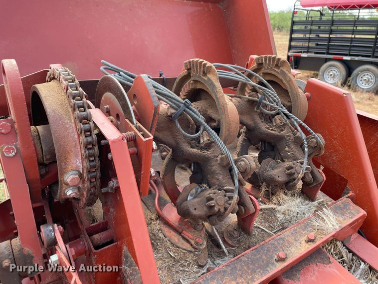 image for item DN5080 2004 Hesston 4570  small square baler
