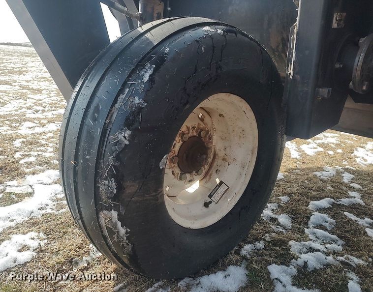 image for item DO3722 2003 MacDon 5020  swather / windrower