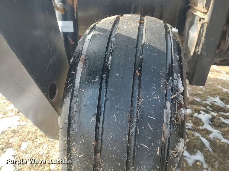 image for item DO3722 2003 MacDon 5020  swather / windrower