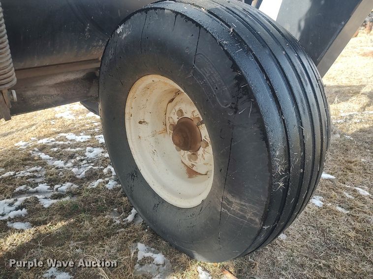 image for item DO3722 2003 MacDon 5020  swather / windrower