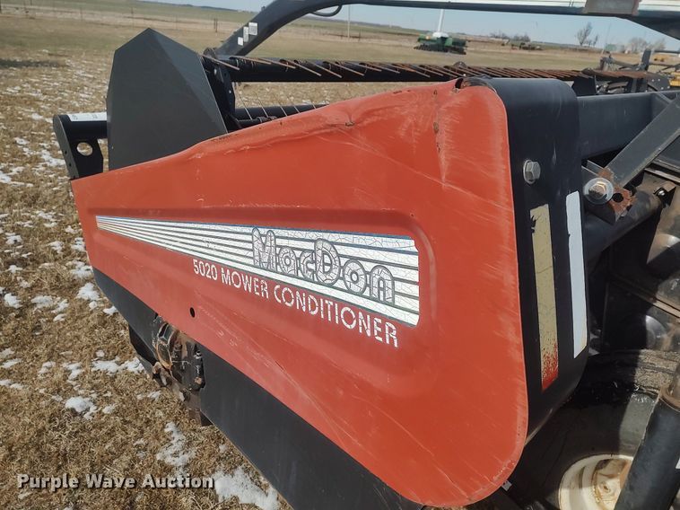 image for item DO3722 2003 MacDon 5020  swather / windrower