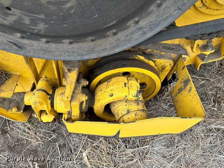 image for item LT9304 New Holland Haybine 16HS  double sickle head