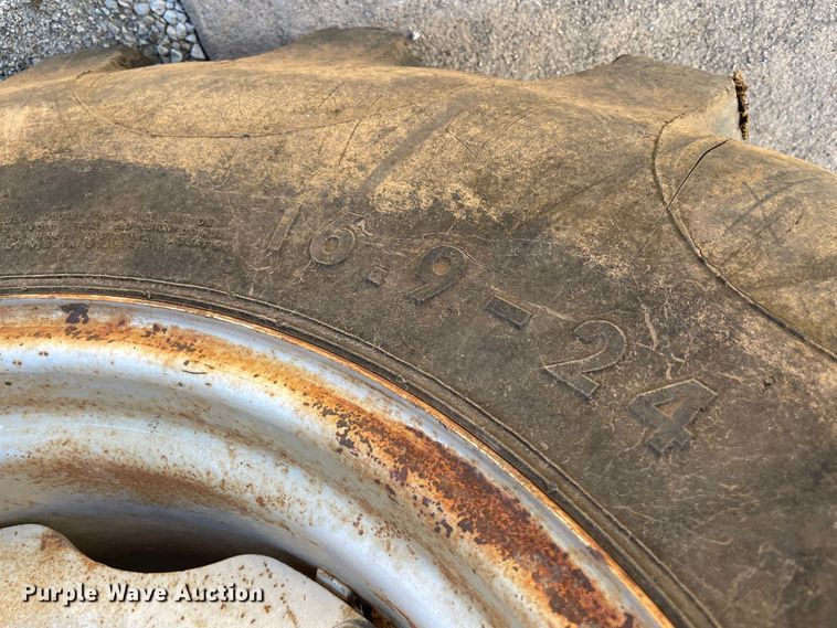 image for item MI9776 Mahindra 4530  MFWD tractor