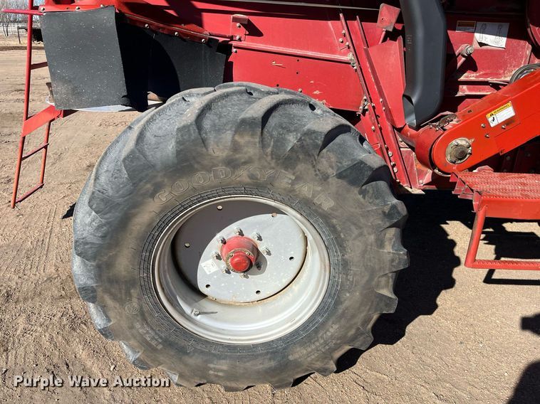 image for item ML9811 2006 Case IH 2388  combine