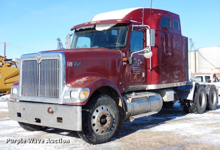 image for item DF8318 2006 International 9900i  semi truck