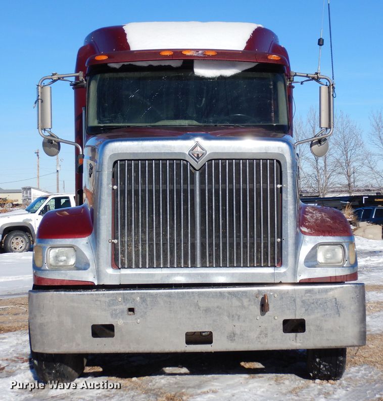 image for item DF8318 2006 International 9900i  semi truck