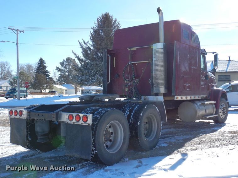 image for item DF8318 2006 International 9900i  semi truck