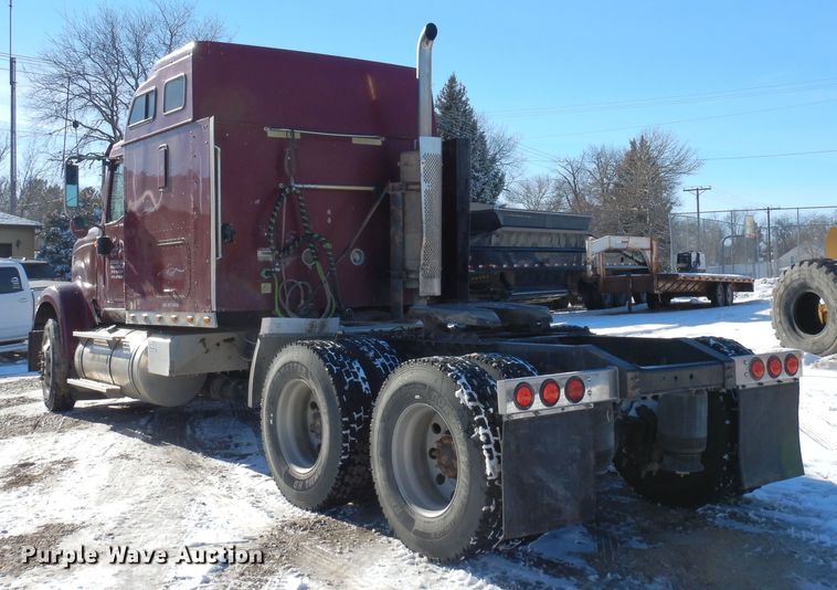 image for item DF8318 2006 International 9900i  semi truck