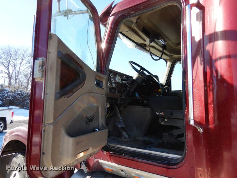 image for item DF8318 2006 International 9900i  semi truck