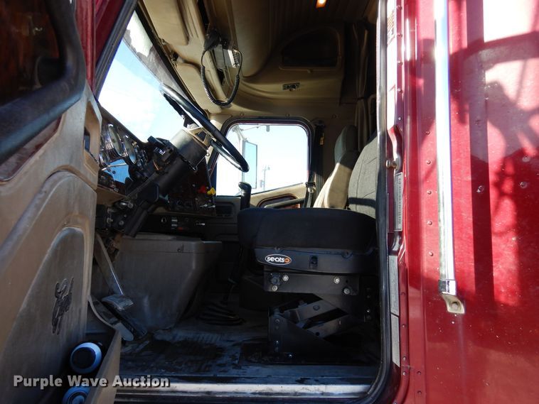 image for item DF8318 2006 International 9900i  semi truck