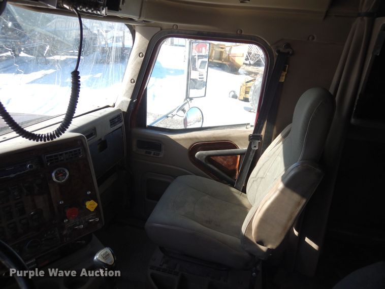 image for item DF8318 2006 International 9900i  semi truck