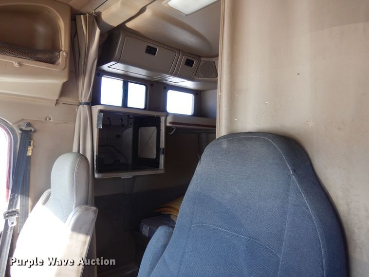 image for item DF8318 2006 International 9900i  semi truck