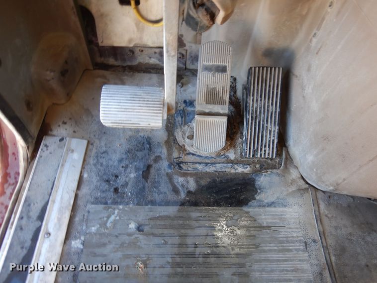 image for item DF8318 2006 International 9900i  semi truck