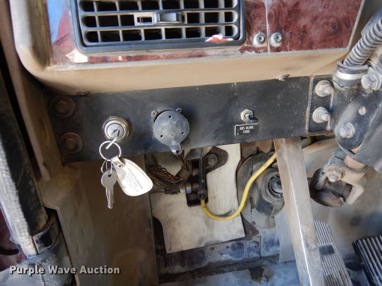 image for item DF8318 2006 International 9900i  semi truck