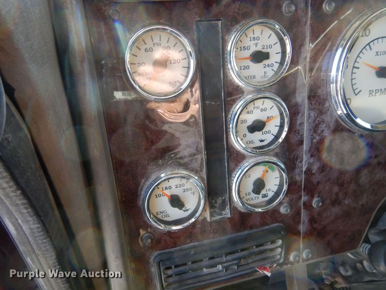 image for item DF8318 2006 International 9900i  semi truck